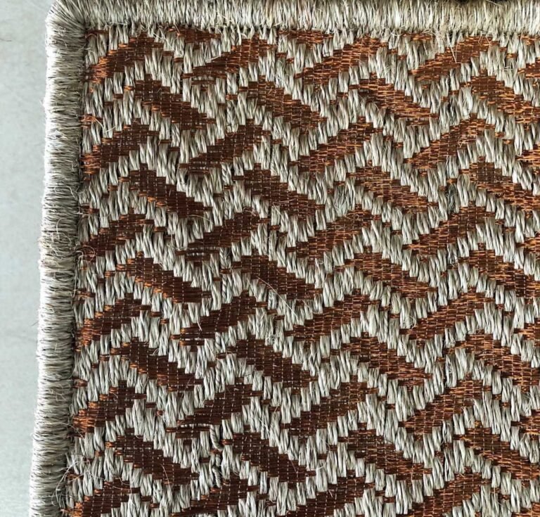 Muestra de tapete tejido en fique + cobre