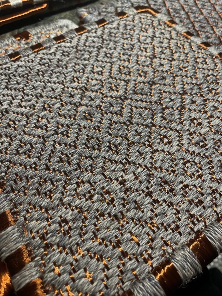 Muestra de tapete tejido en fique + cobre + estaño